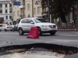 В центре Киева после масштабного провала дороги образовался "водоем"