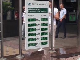 В киевских обменниках за доллар просят уже 28,55 гривен