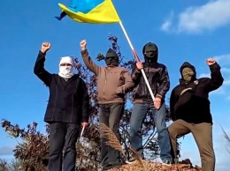 Срывают флаги и сжигают: на Донбассе начался бунт против оккупантов, террористы паникуют