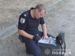 Одессита задержали за распитие алкоголя в парке: в его сумке нашли тротиловую шашку и патроны. Фото, видео