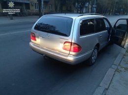 По улицам Днепра разъезжал Mercedes Benz с поддельной регистрацией