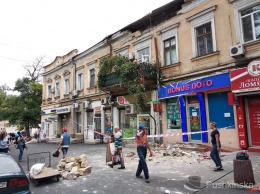 Причины обвала назвать невозможно: в центре Одессы устраняют последствия падения карниза. Фото