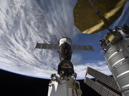 Экс-космонавт Сураев прокомментировал появление отверстия в корабле "Союз"