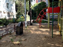 «Счастливое детство»: Надгробие и колючая проволока - все «прелести» детских площадок