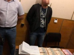 В Киеве двое полицейских требовали от гражданина 17 тыс. грн за справку, которая выдается бесплатно