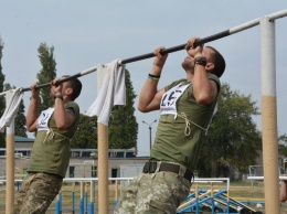 Бег и подтягивание. Николаевские десантники сдают тест по физической подготовке