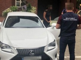 Чиновницу на новом купе Lexus задержали во время получения взятки