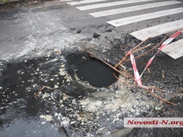 В центре Николаева вновь прорвало канализацию - фекальные воды текут по улицам