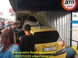 Под Киевом авто врезалось в киоск на остановке