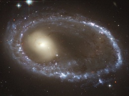 Столкновение галактик образовало космическое кольцо