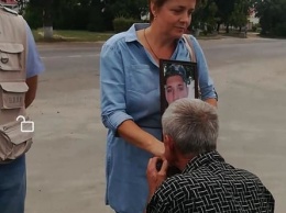 Под Киевом водителя, отказавшего в бесплатном проезде маме погибшего бойца АТО, заставили на коленях целовать ей руки