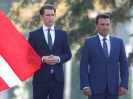 Канцлера Австрии ошибочно встретили латвийским флагом в Македонии (фото)