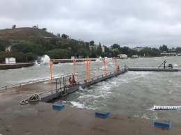На Керчь обрушилась мощная стихия: пострадал Крымский мост, затонул буксир. Первые фото и видео