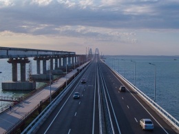 Движение по всем полосам трассы по Крымскому мосту возобновлено