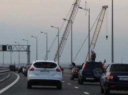 Плавучий кран врезался в опору моста в Керченском проливе