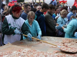 Пицца с лопаты и картошка на голову: россияне устроили давку из-за еды на празднике
