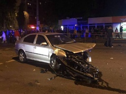 В Одессе авто влетело в остановку транспорта: 3 погибших, 4 пострадавших