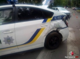 Суд оштрафовал хулигана из Николаевщины, который помочился в подъезде киевского дома и прыгал на патрульном «Prius»