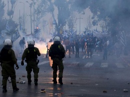 В греческих Салониках полиция разогнала митингующих светошумовыми гранатами и слезоточивым газом