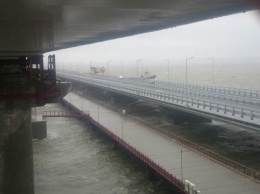 В Крымский мост врезался плавучий кран: появилось видео с места аварии