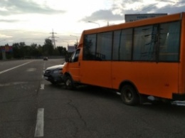 В Запорожье автобус с пассажирами протаранил внедорожник. Есть пострадавшие
