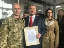 Бывший пленный Кириченко подарил Порошенко газету "Тюремный укроп", которую рисовал в тюрьме