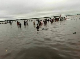 Самолет упал в озеро в Южном Судане, около 20 погибших