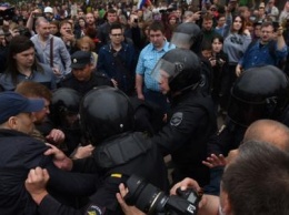 «Смерть», пенсионер и подросток: В Петербурге задержали «опасных активистов»