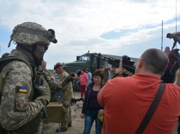 Николаевские десантники представили горожанам выставку военной техники и вооружения