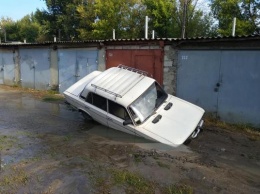 «Меня засосала опасная трясина»: в Харькове автомобиль утонул в грязи (ФОТО)