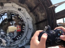 Работники Илона Маска управляют огромными машинами контроллером для Xbox
