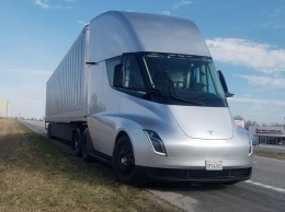 Новое детище Илона Маска - грузовик Tesla отправился в путь