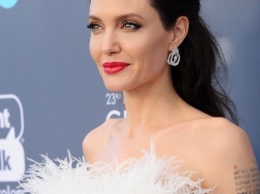Анджелина Джоли в белом платье порадовала фанатов роскошной фигурой