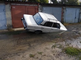 В Харькове авто провалилось в яму с водой