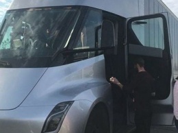 Грузовой автомобиль Tesla Semi вышел на дороги США