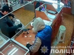 Двое вооруженных мужчин ограбили ювелирный магазин в Черновицкой области