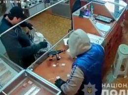 В Черновицкой области бандиты с применение оружия ограбили ювелирный магазин (фото)