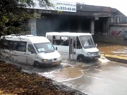 С ногами на сидения - в Запорожье затопило маршрутку с пассажирами (видео)