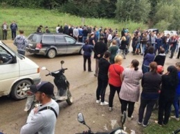 Протестующие перекрыли дорогу на Черновцы