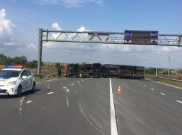 Под Ровно опрокинувшийся грузовик заблокировал трассу