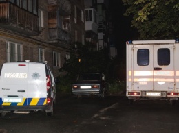 Жители Киева в палисаднике жилого дома нашли труп мужчины