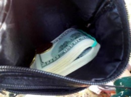 Мужчина выхватил у пенсионерки полную сумку денег
