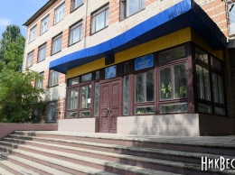Из здания николаевской мореходной школы в Киев вывозят имущество - вплоть до якорей, стоявших на постаменте