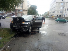 В Запорожье батюшка нарушил ПДД и попал в аварию (ВИДЕО)