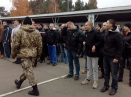 Осенний призыв - призывников будут ловить в барах и дома