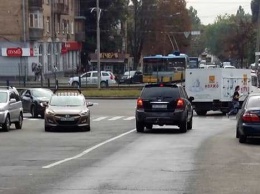 На Отрадном на дорогу вылили неизвестное вещество