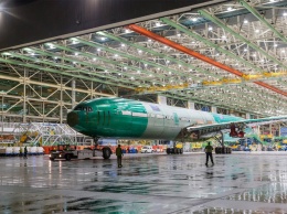 Boeing показал первый собранный самолет новой модели 777X