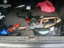 В Днепра полиция нашла в Мерседесе оружие, 57 патронов и багнет-нож