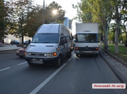 В центре Николаева водитель маршрутки решил «проучить» водителя «Мерса» - автомобили столкнулись