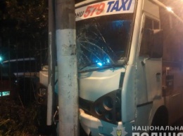 В Одессе автобус врезался в столб: пострадали шестеро взрослых и трое детей